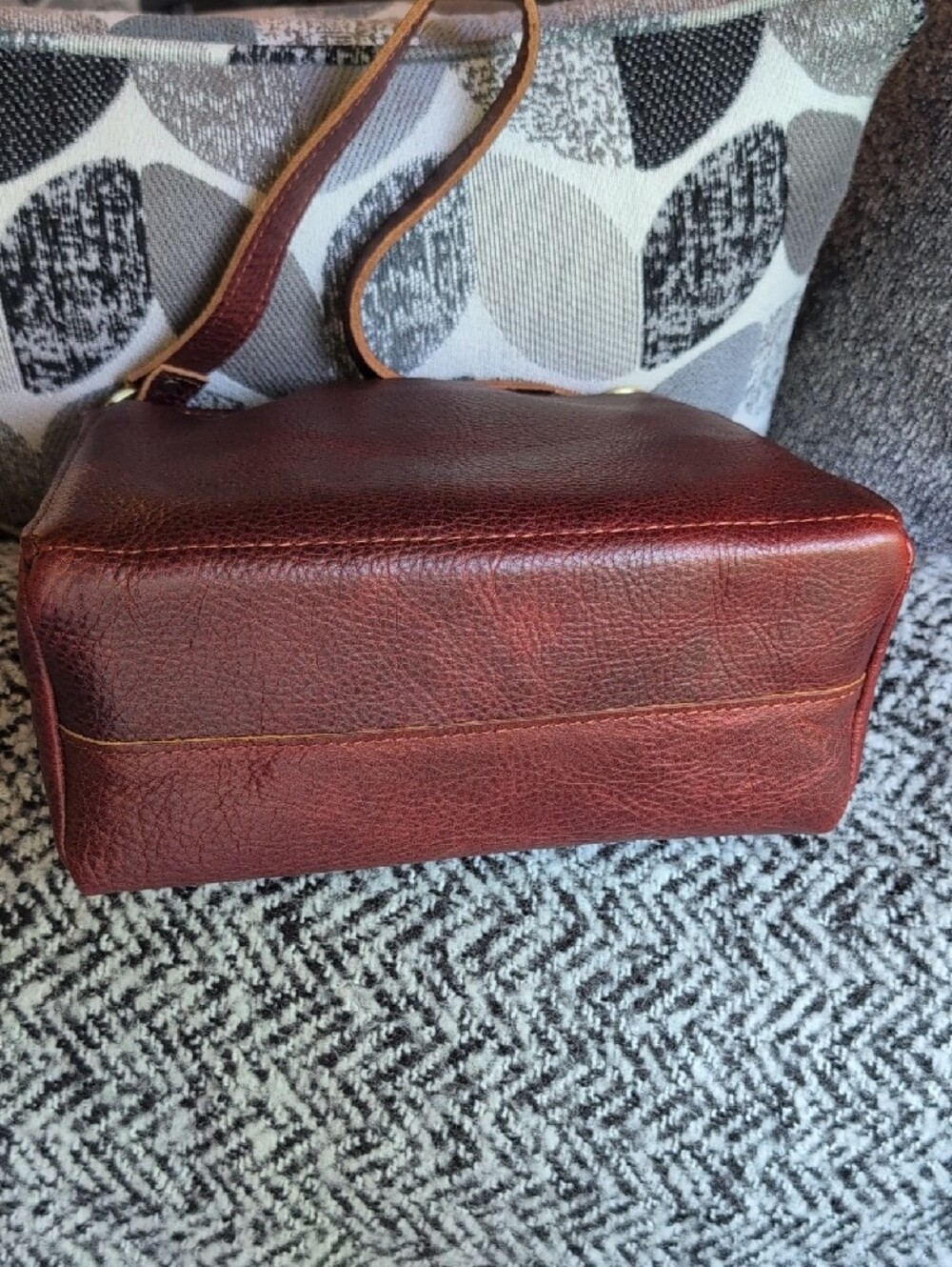 Portland Leather Cinnamon Bear Triangle Shoulder Bag NWOT - Picture 6 of 14